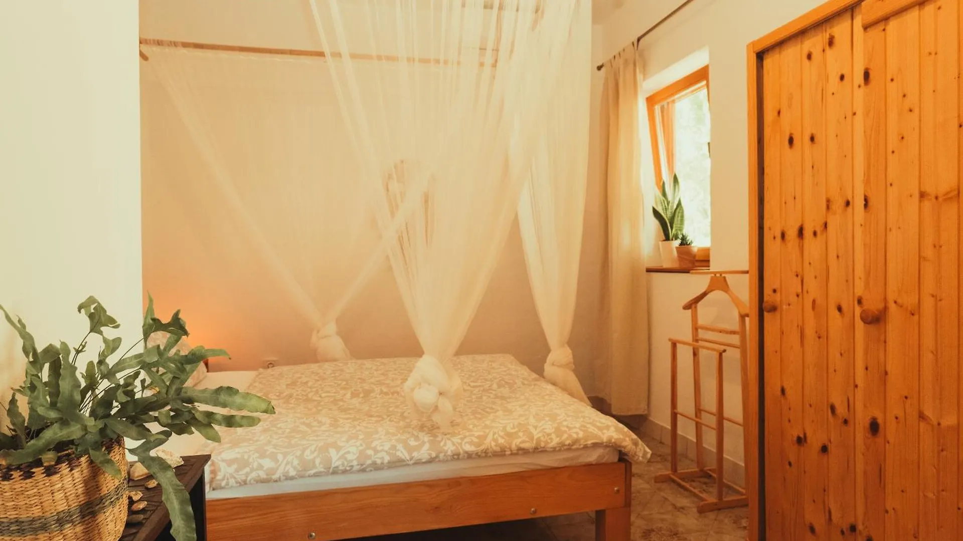 לינה וארוחת בוקר רוביני Yoga, Bed & Vegan Breakfast